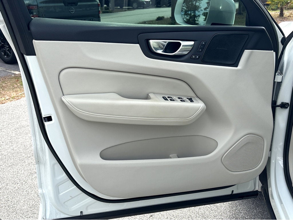 2023 Volvo XC60 Ultimate Bright Theme