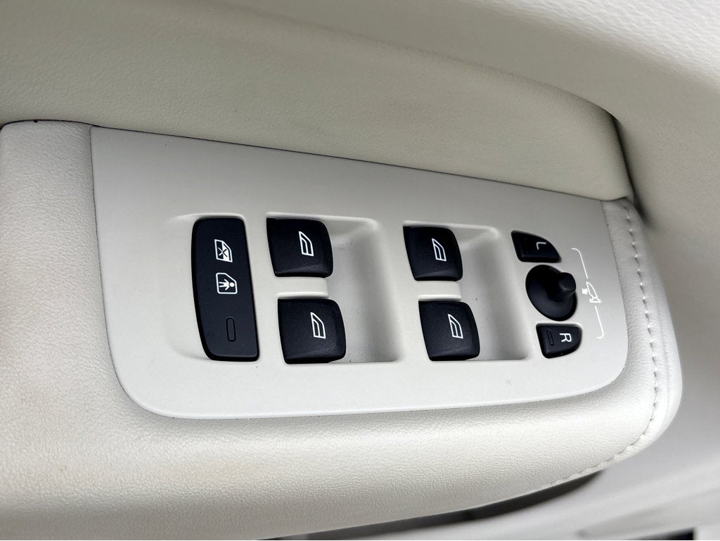 2023 Volvo XC60 Ultimate Bright Theme