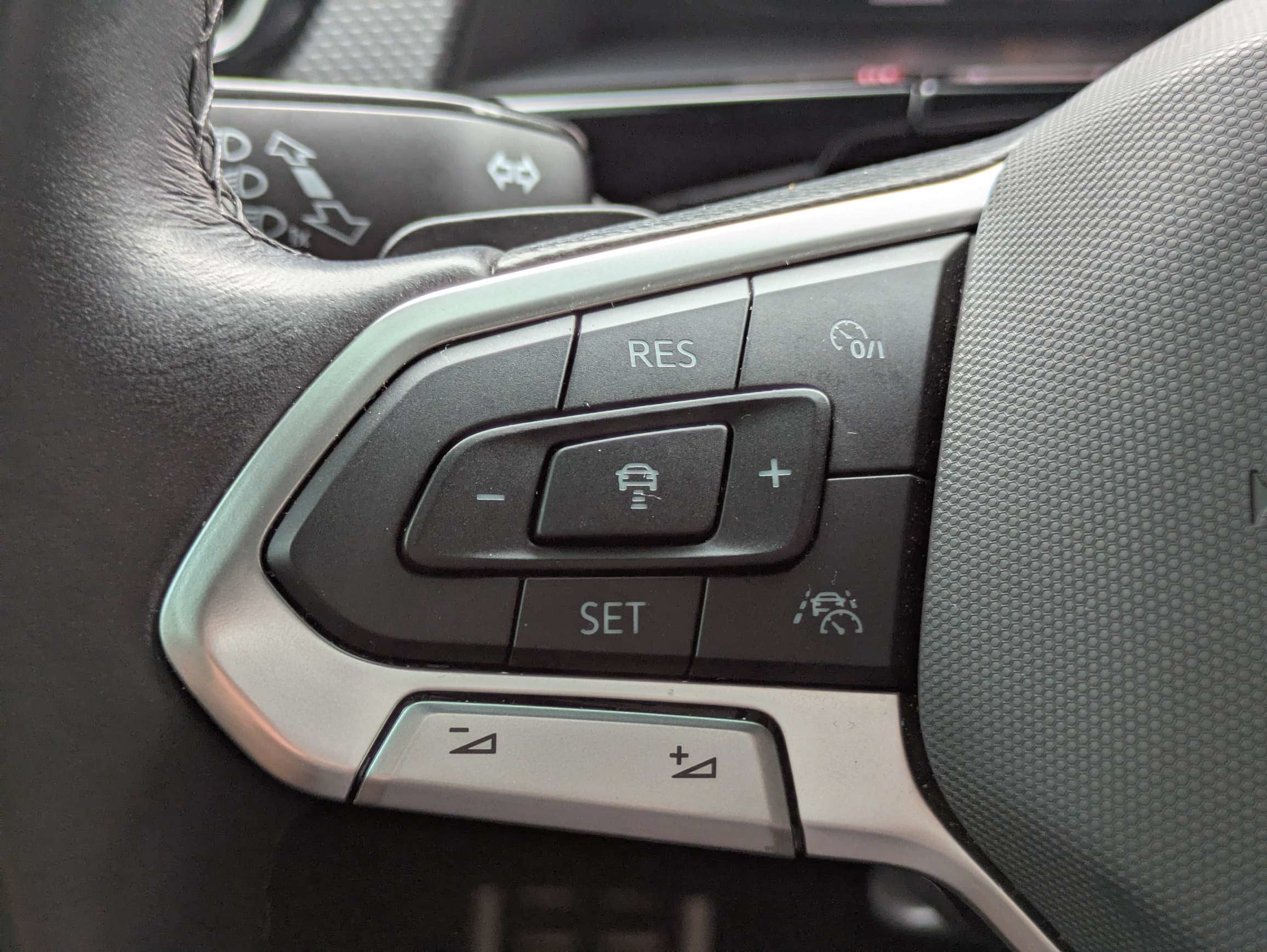 2024 Volkswagen Atlas Cross Sport 2.0T SEL R-Line