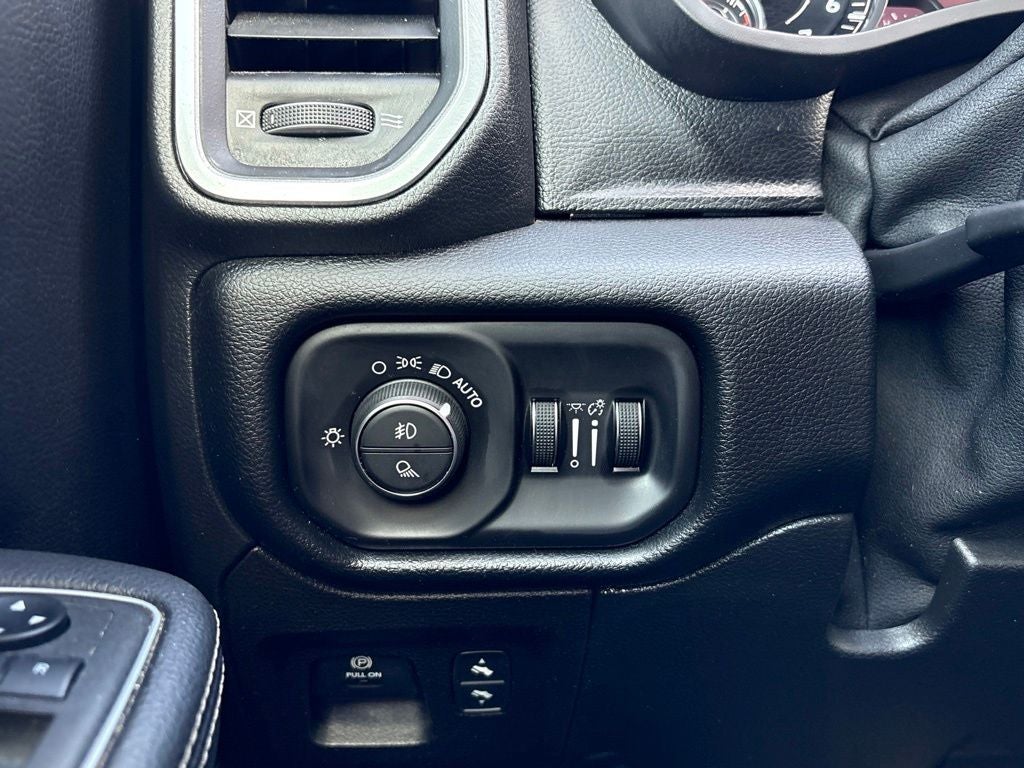 2022 RAM 1500 Laramie Crew Cab 4x2 5'7' Box