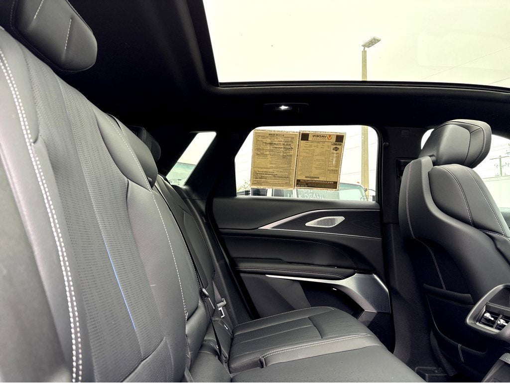 2025 Cadillac LYRIQ Luxury 2