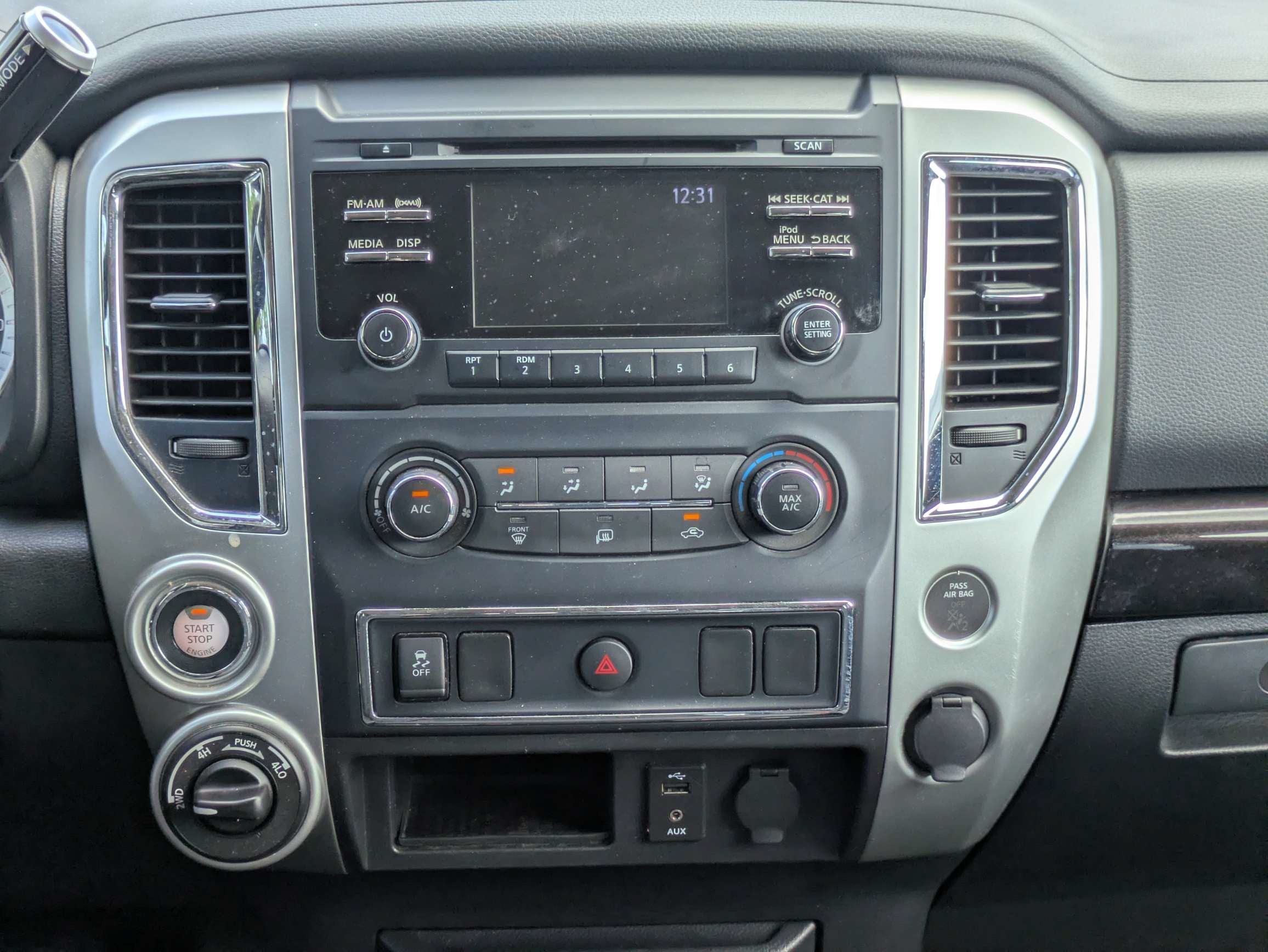 2018 Nissan TITAN SV